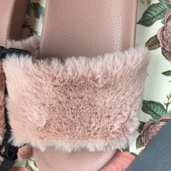 💕 HP! 💕 slides • blush • faux fur • 5/6 - Picture 4 of 6